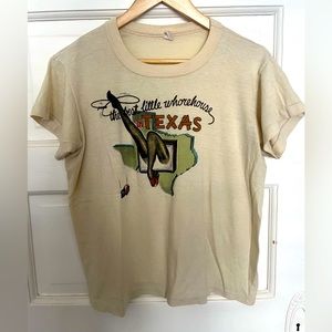 🤠 Vintage t-shirt, fits like a medium, not cropped but short fit.